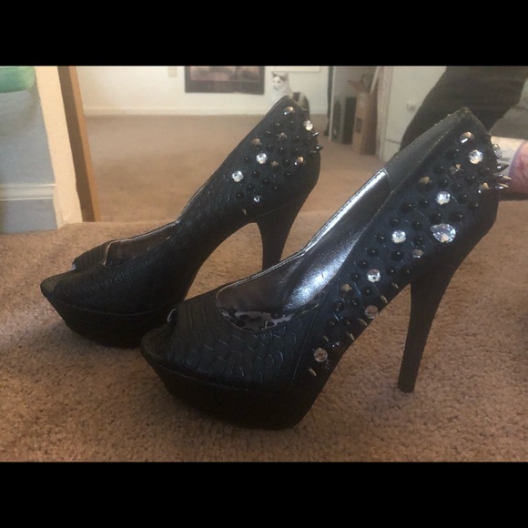 Black Studded Pumps Size 8.5 - Picture 3 of 4